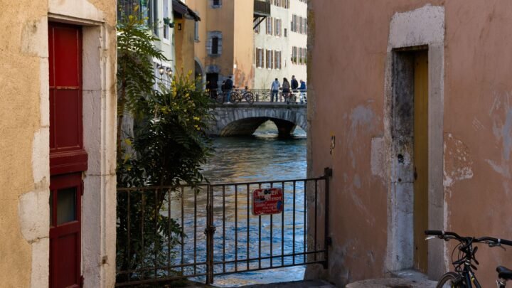 Annecy escort guide for visitors : préparer sa rencontre en toute discrétion