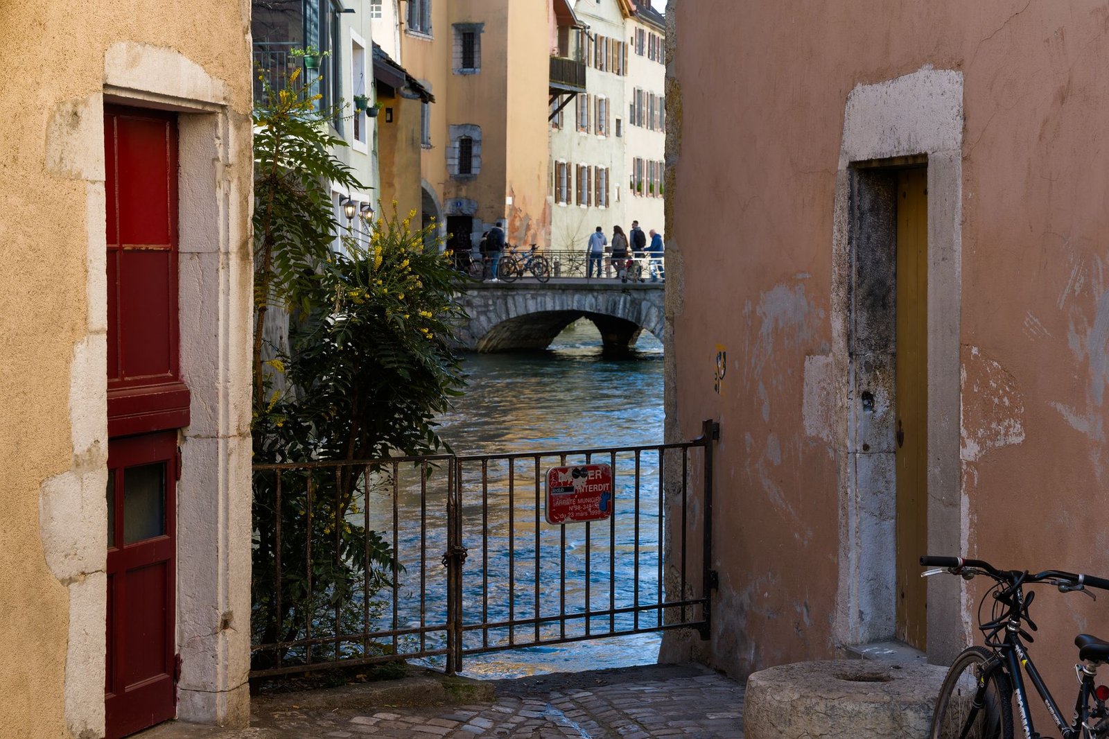 Rue discrète d'Annecy au crépuscule, canaux et façades colorées