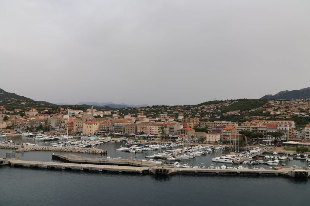 Café de village corse en fin de journée, ambiance conviviale et discrète
