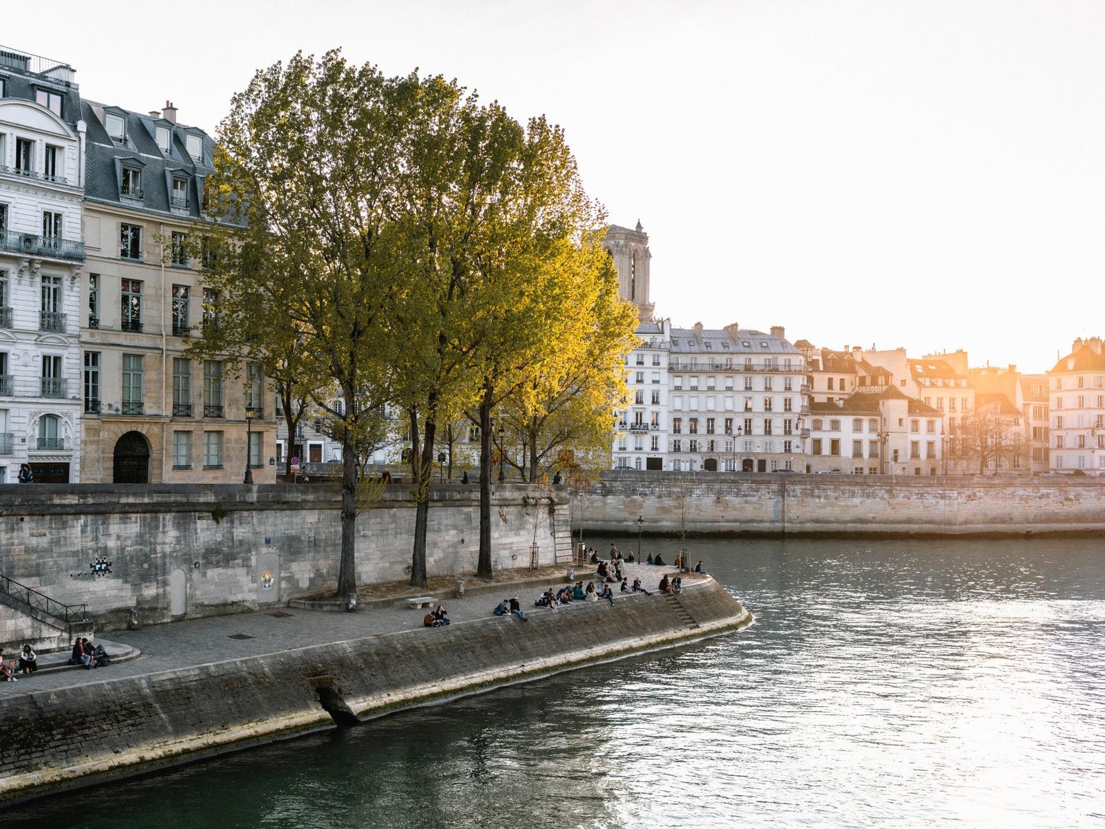 Banc au bord de la Seine à Courbevoie au crépuscule, ambiance urbaine calme