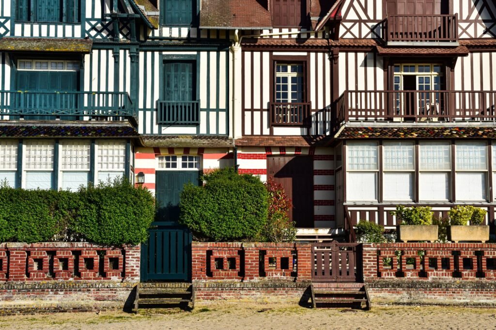 Rue calme de Deauville avec maisons à colombages, illustrant la discrétion des rencontres en Normandie.