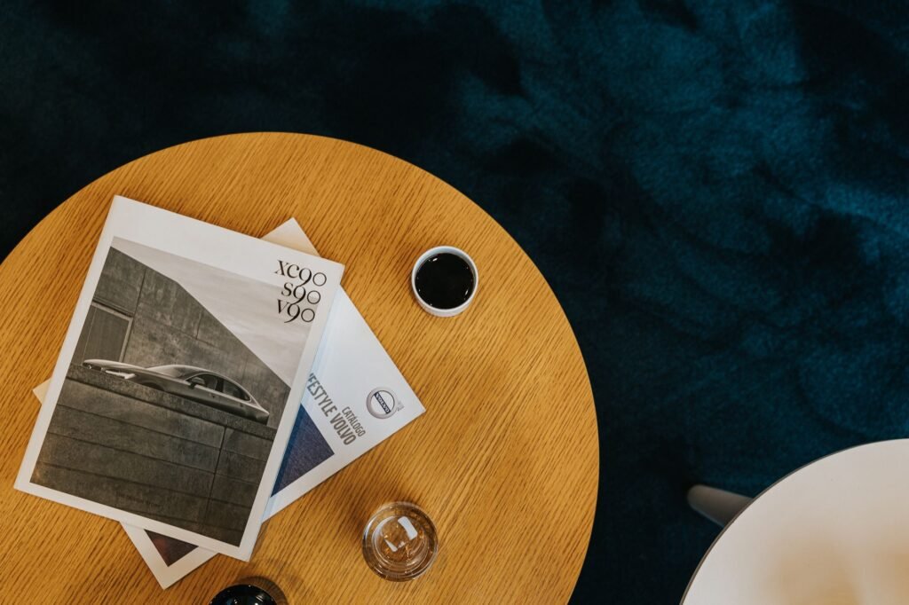 Table de café avec deux tasses et un carnet, symbolisant la préparation d'une conversation respectueuse avant une rencontre de compagnie adulte à Nanterre.