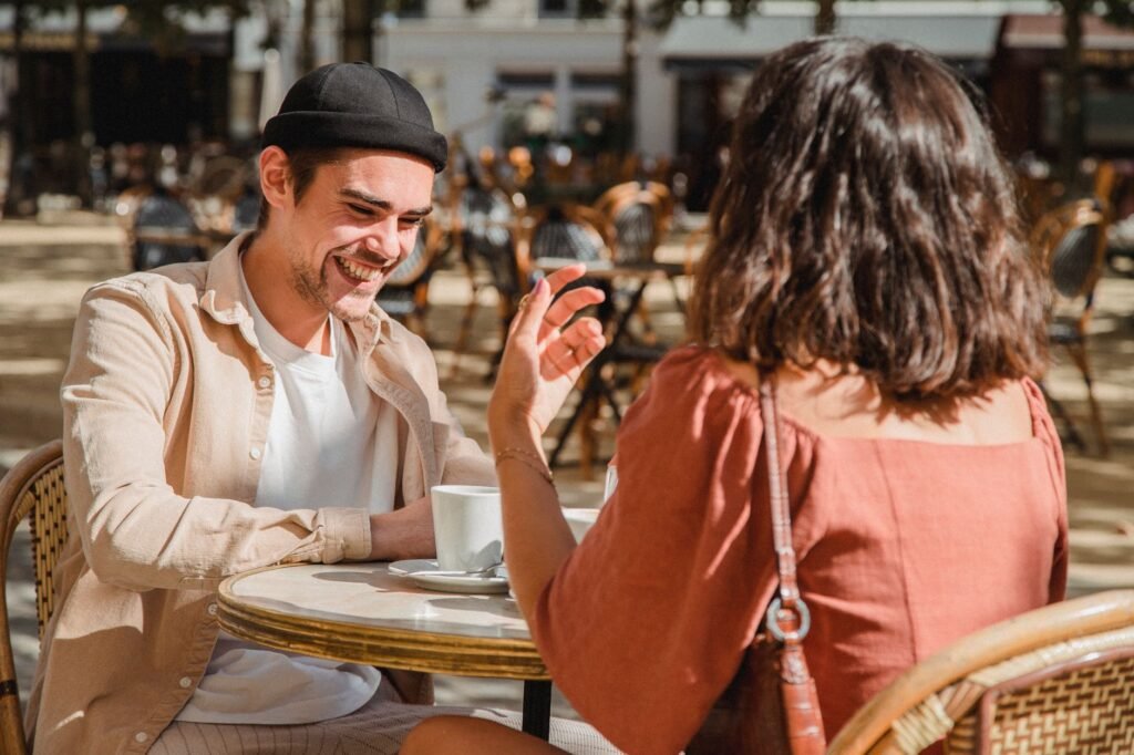 Table de café avec deux tasses, évoquant une conversation posée lors d'une rencontre