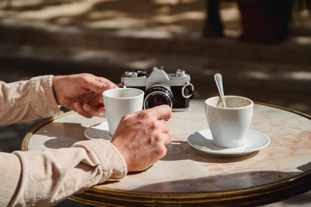 Deux tasses de café sur une table de café en France, évoquant un premier échange respectueux