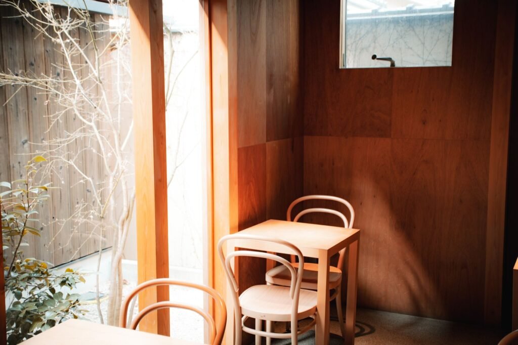 Table de café près d'une fenêtre, lieu public propice à un premier rendez-vous de compagnonnage respectueux