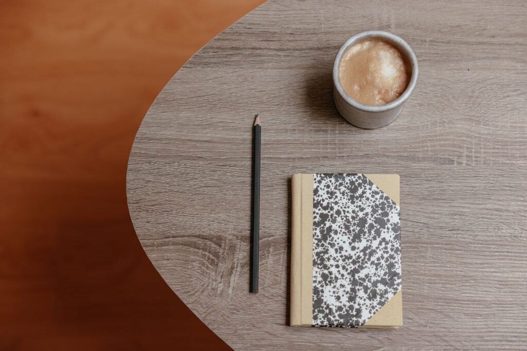 Table de café calme avec deux boissons pour illustrer un premier contact respectueux