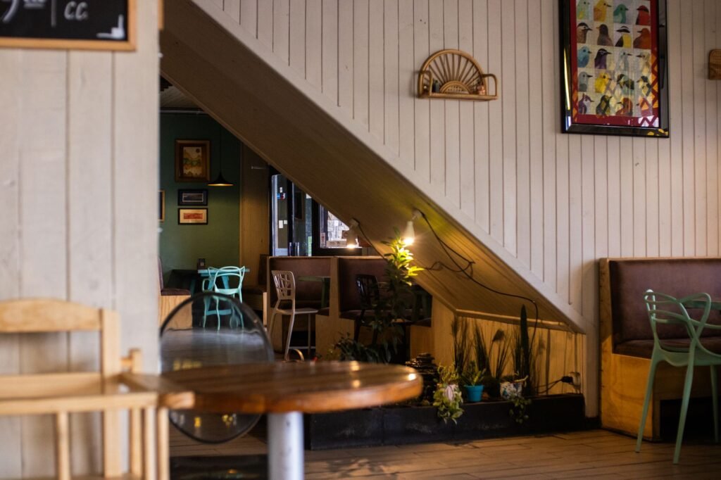 Intérieur de café cosy à Caen avec table en bois et tasses de café