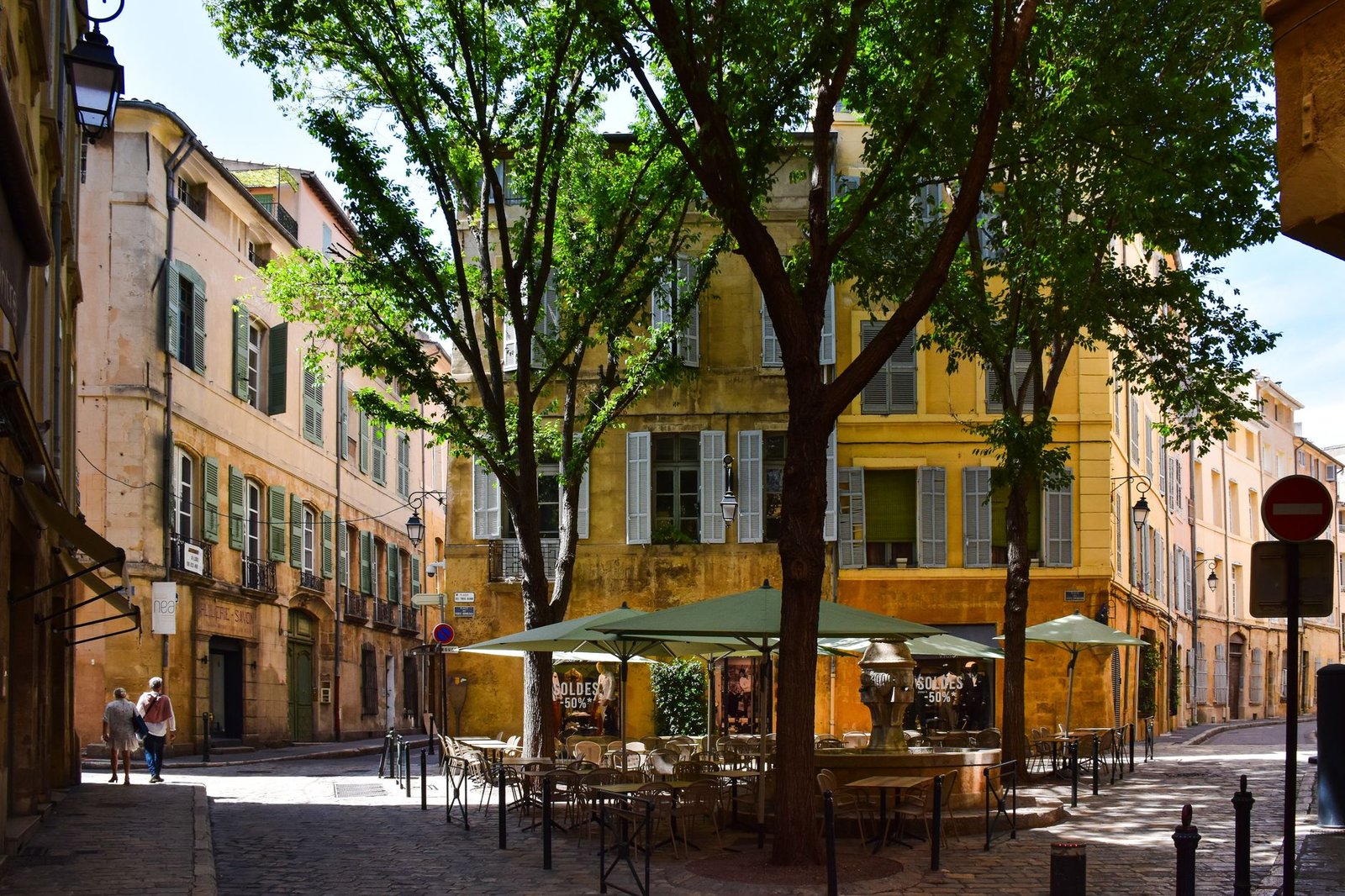 Terrasse ombragée dans le centre historique de Fréjus, Provence-Alpes-Côte d'Azur