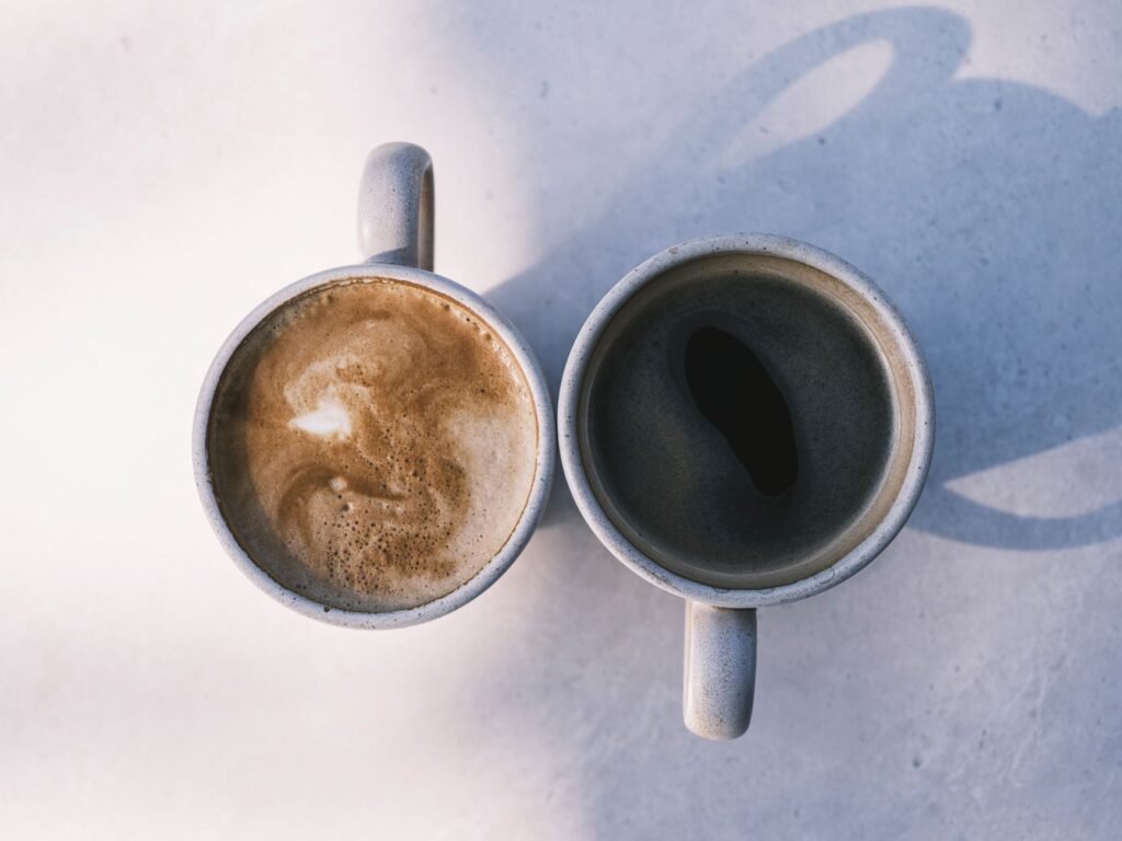 Deux tasses à café sur une table, symbole d'une conversation respectueuse