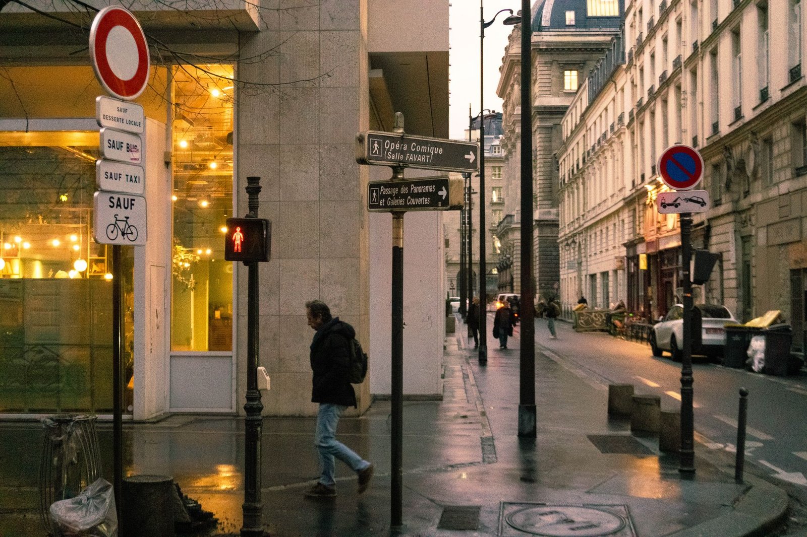 Rue calme de Niort au crépuscule, ambiance discrète et paisible