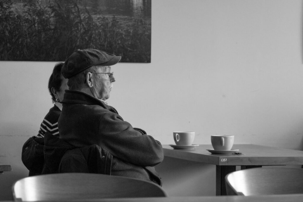 Deux adultes discutant calmement à une table de café