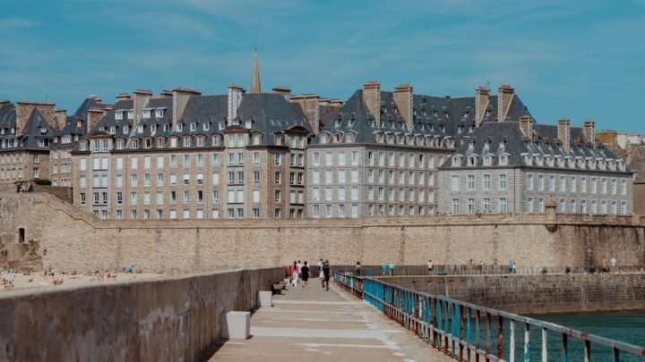 Companionship adulte à Vannes : rencontres, conversation et bonnes manières