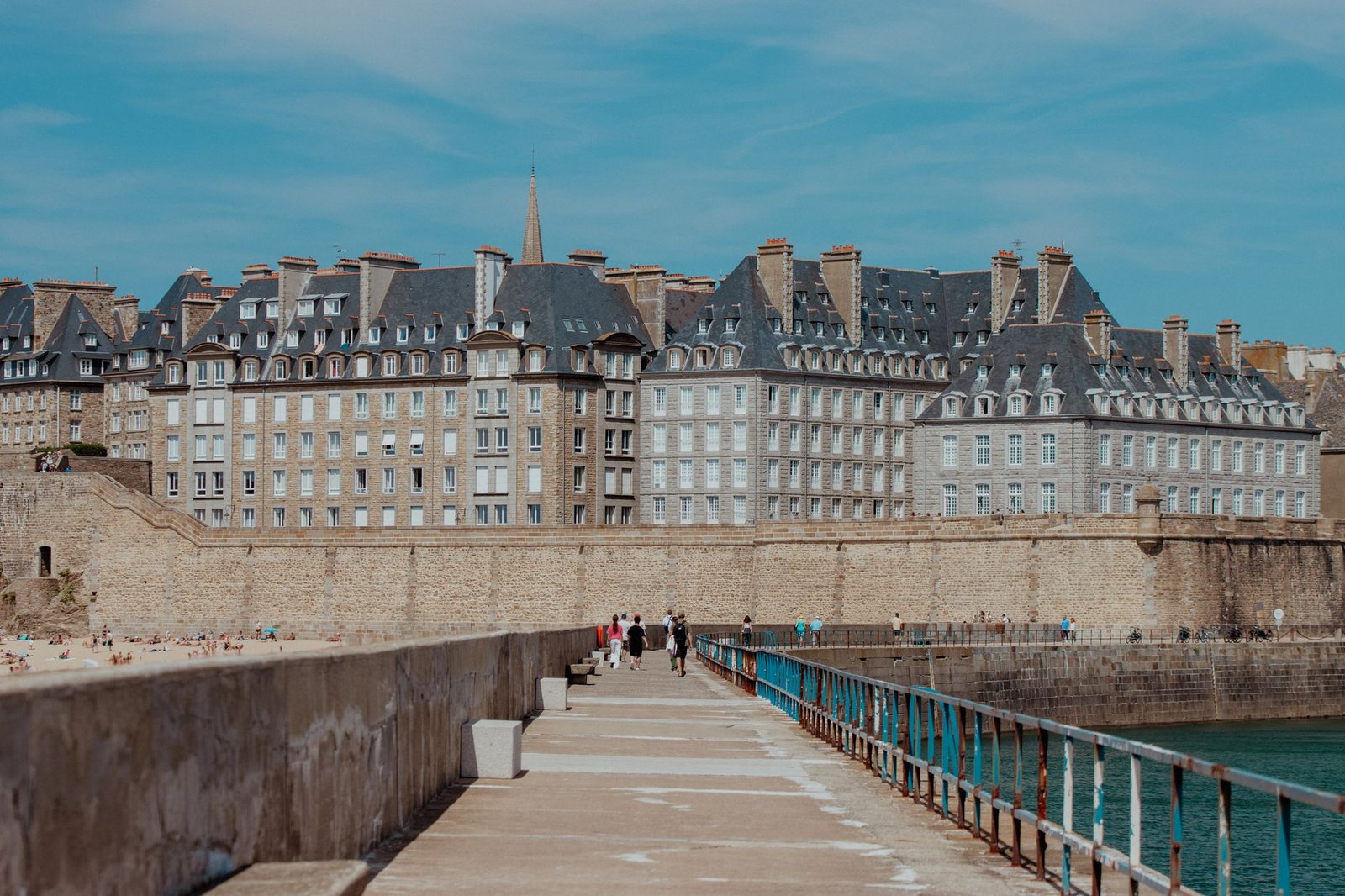 Rue calme de l'intra-muros de Vannes avec maisons à colombages et terrasse de café