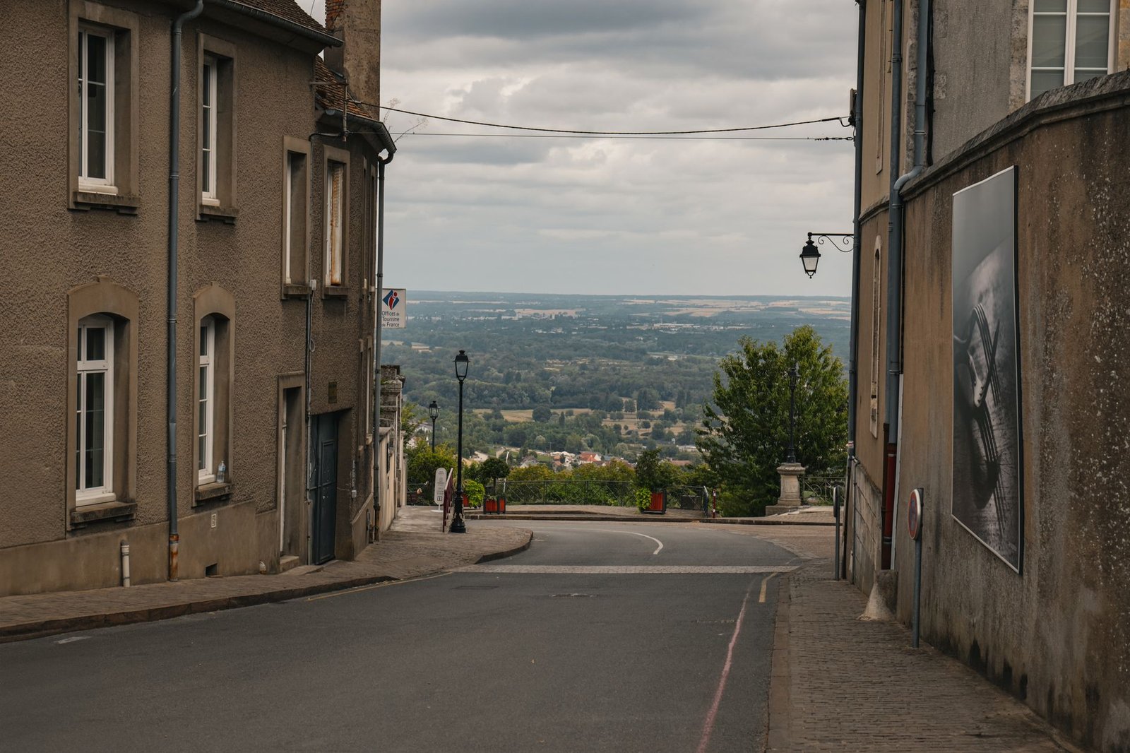 Rue piétonne du centre de Clermont-Ferrand en fin de journée, ambiance calme propice à une rencontre posée.