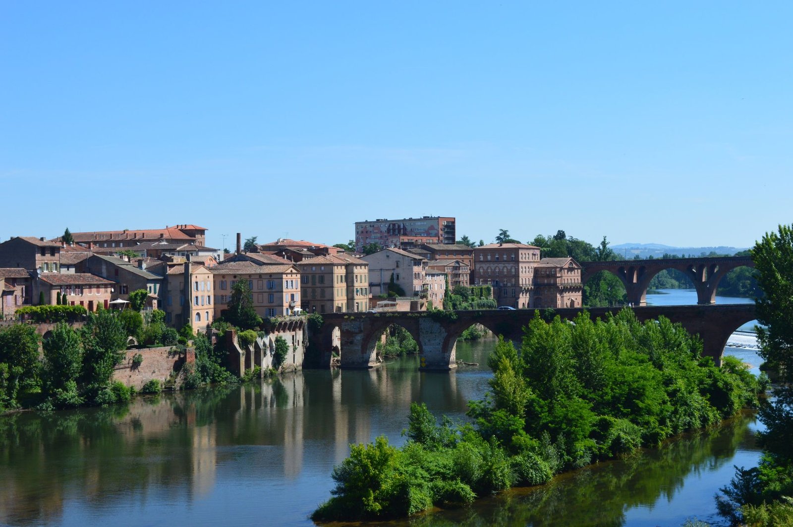 Rue calme d'Albi au crépuscule avec des façades en briques rouges