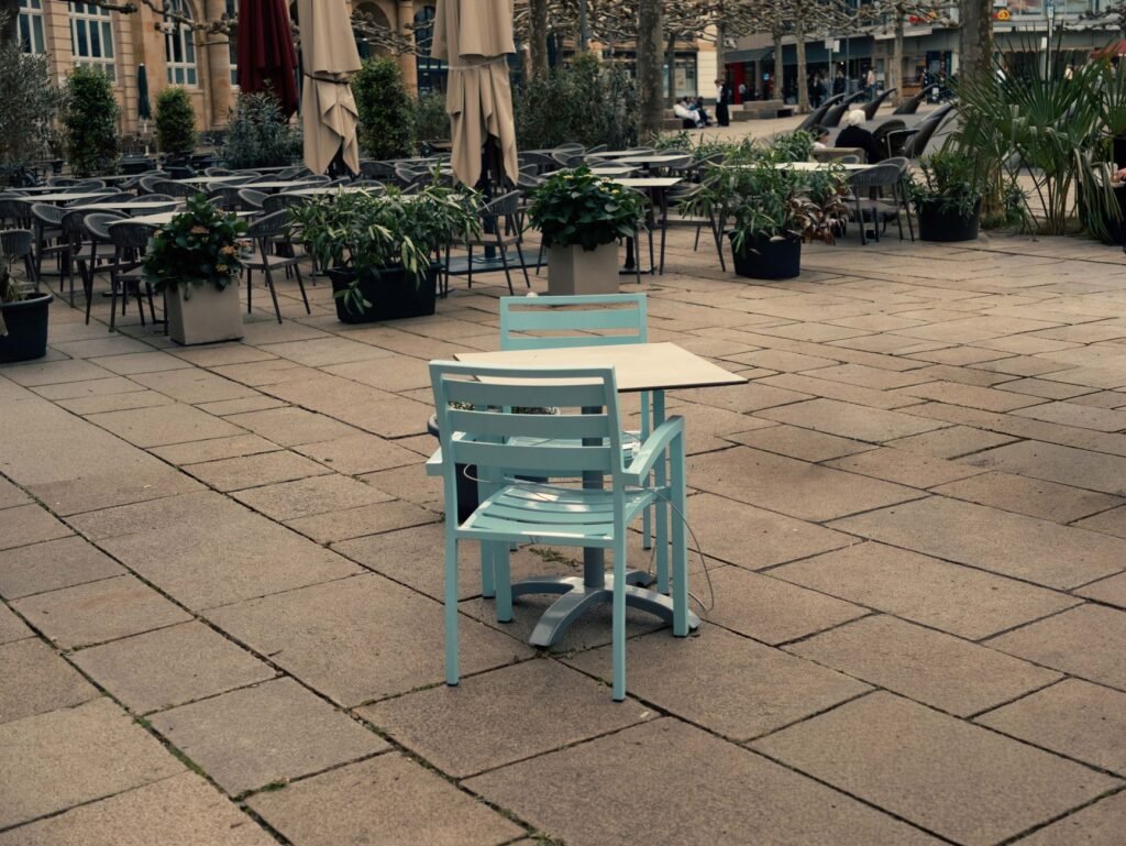 Table de café calme à Amiens pour préparer une rencontre respectueuse
