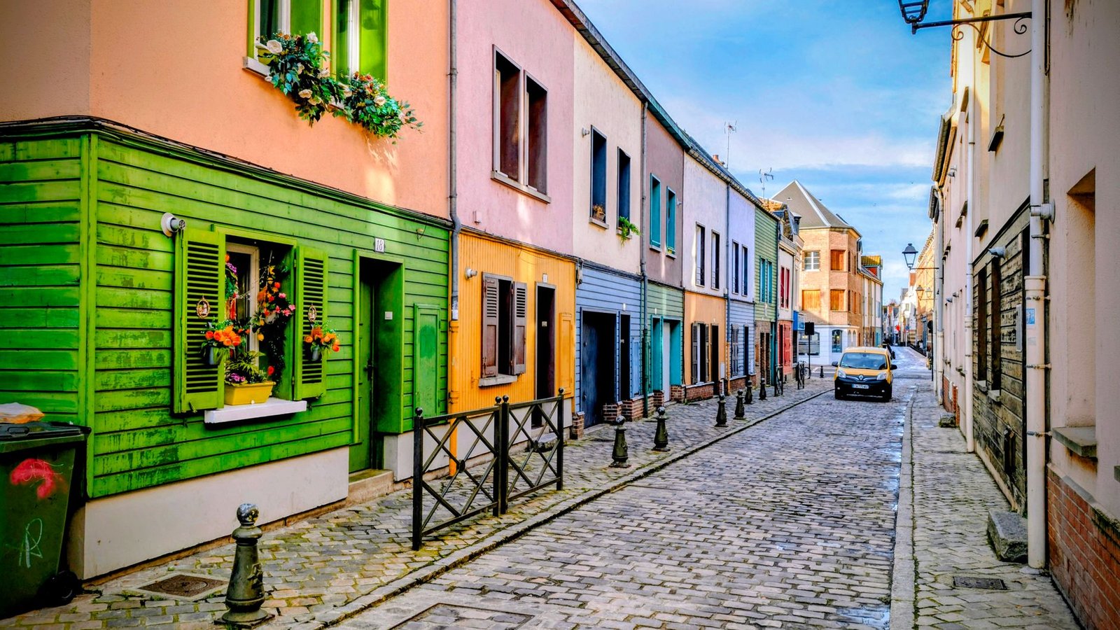 Rue calme d'Amiens au crépuscule, ambiance discrète et posée