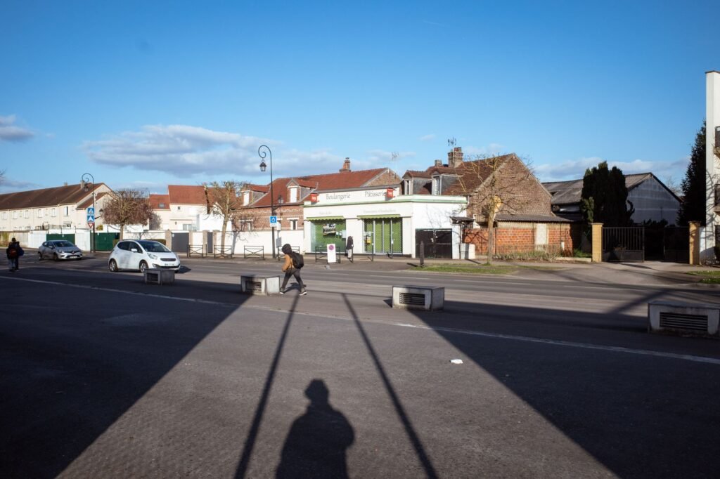 Rue calme d'une ville d'Île-de-France en fin d'après-midi