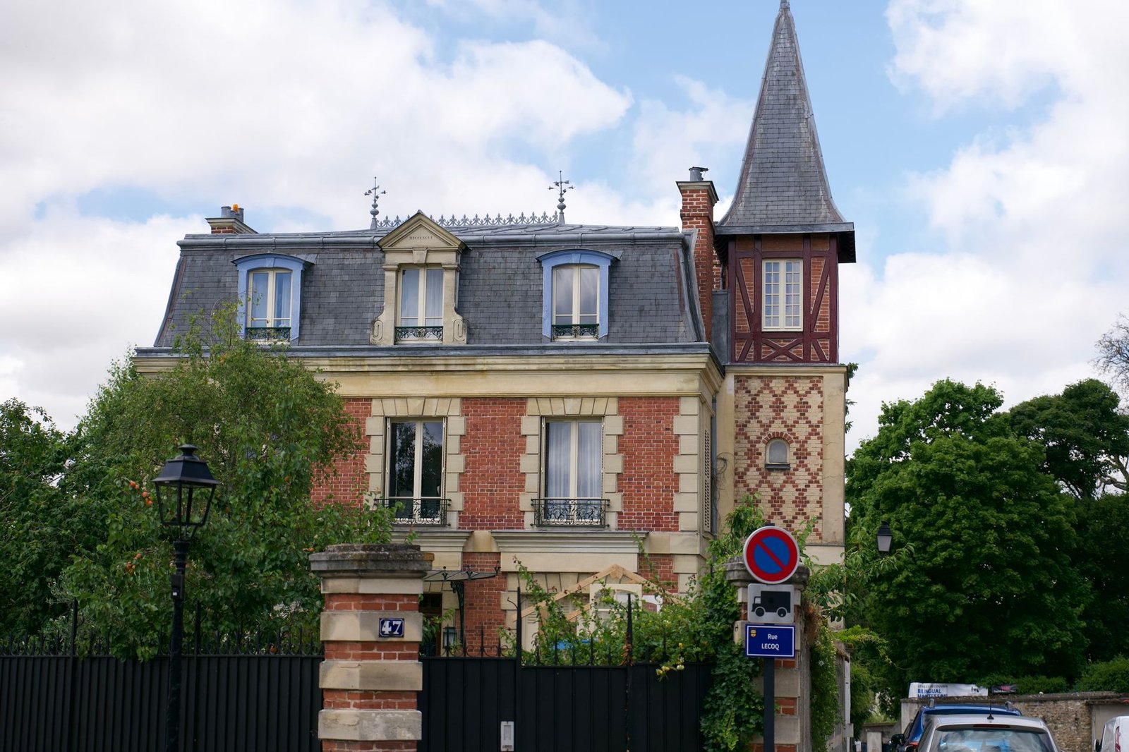 Rue calme à Auxerre au crépuscule, illustrant le cadre discret d'une réservation.