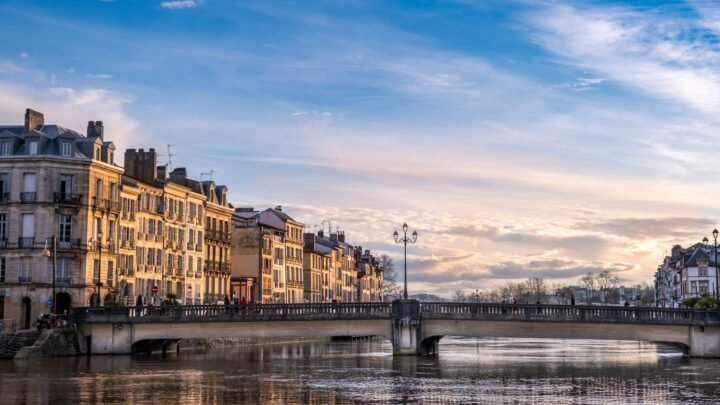 Escort booking etiquette à Bayonne : communiquer avec respect et clarté