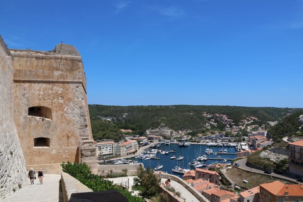 Terrasse de café dans les ruelles anciennes de Bonifacio en Corse