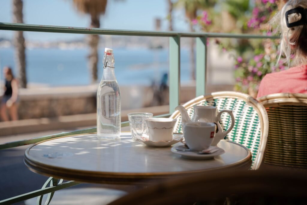 Conversation calme et respectueuse à une terrasse à Calvi