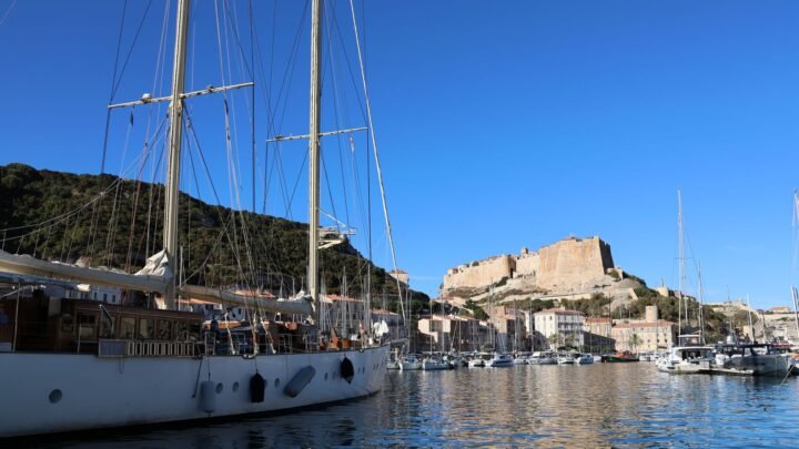 Escort booking etiquette à Calvi : réserver avec respect et clarté