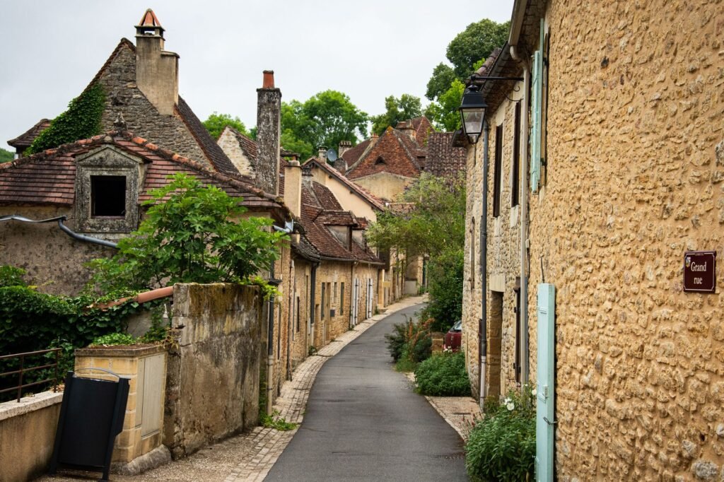 Rue calme de Charleville-Mézières au crépuscule pour illustrer la discrétion