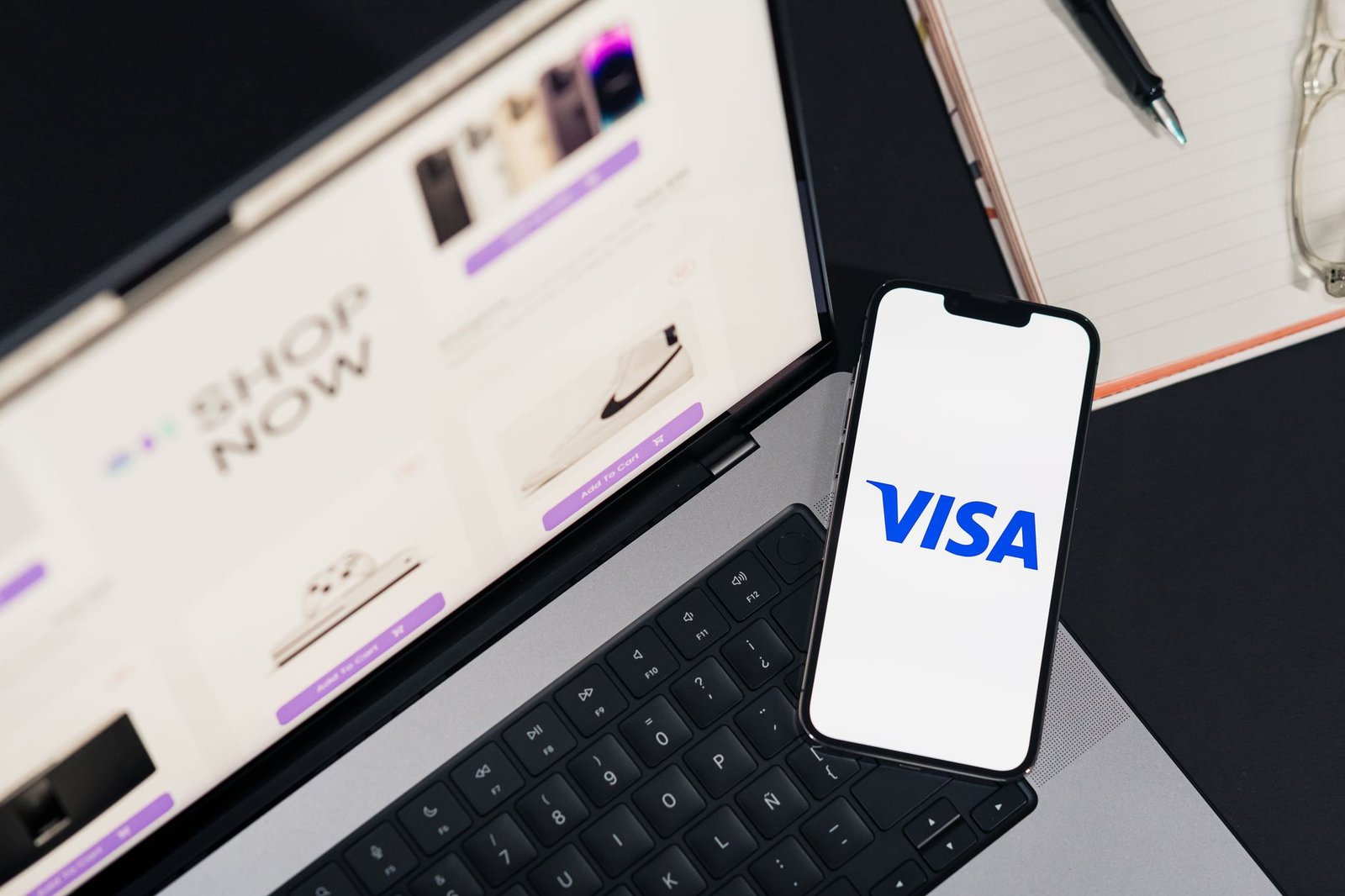 Smartphone, carte du Grand Est et carnet pour préparer une réservation respectueuse