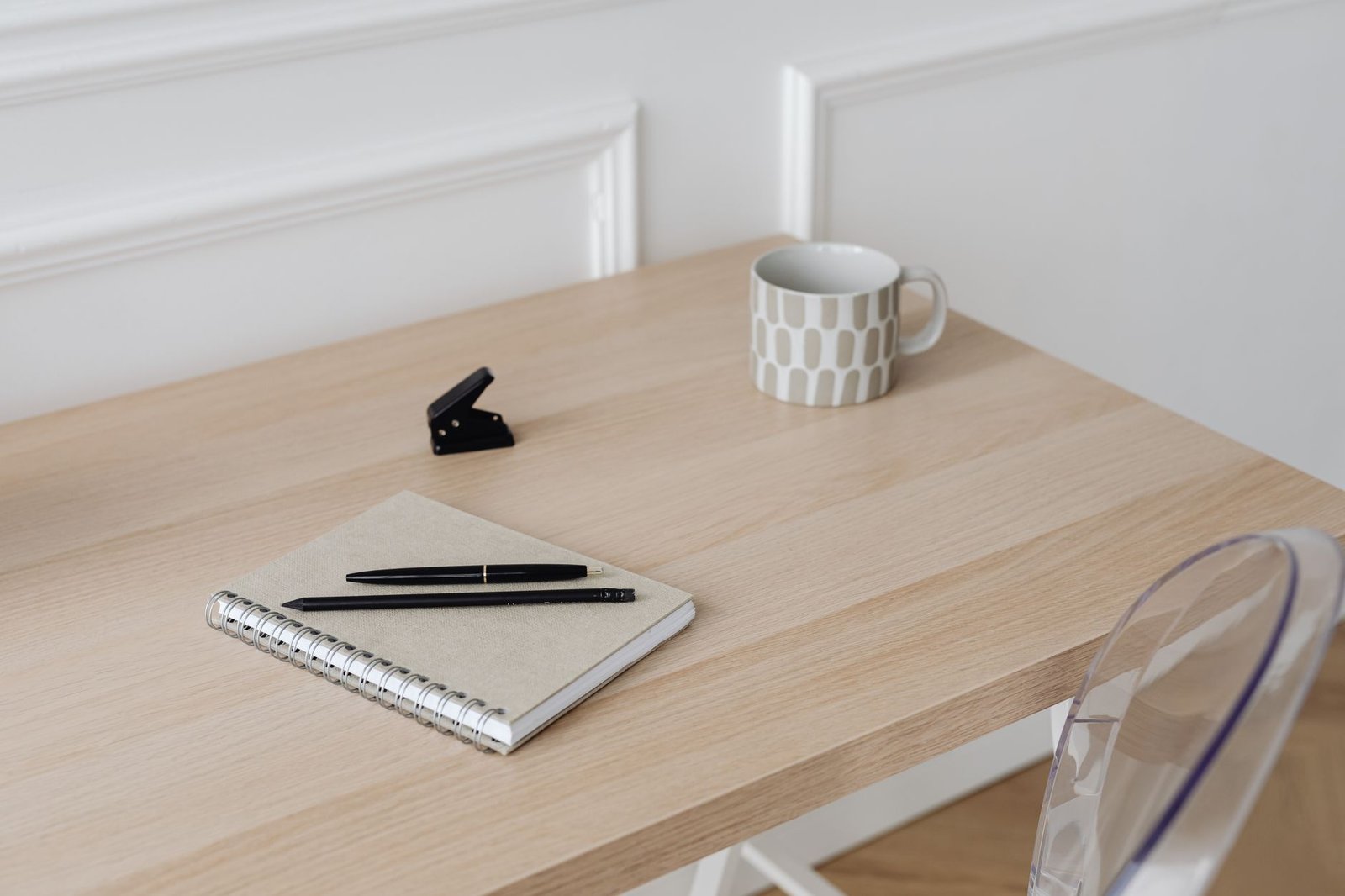 Bureau près d'une fenêtre avec carnet, stylo et tasse de café à Limoges, ambiance calme pour préparer une réservation respectueuse.