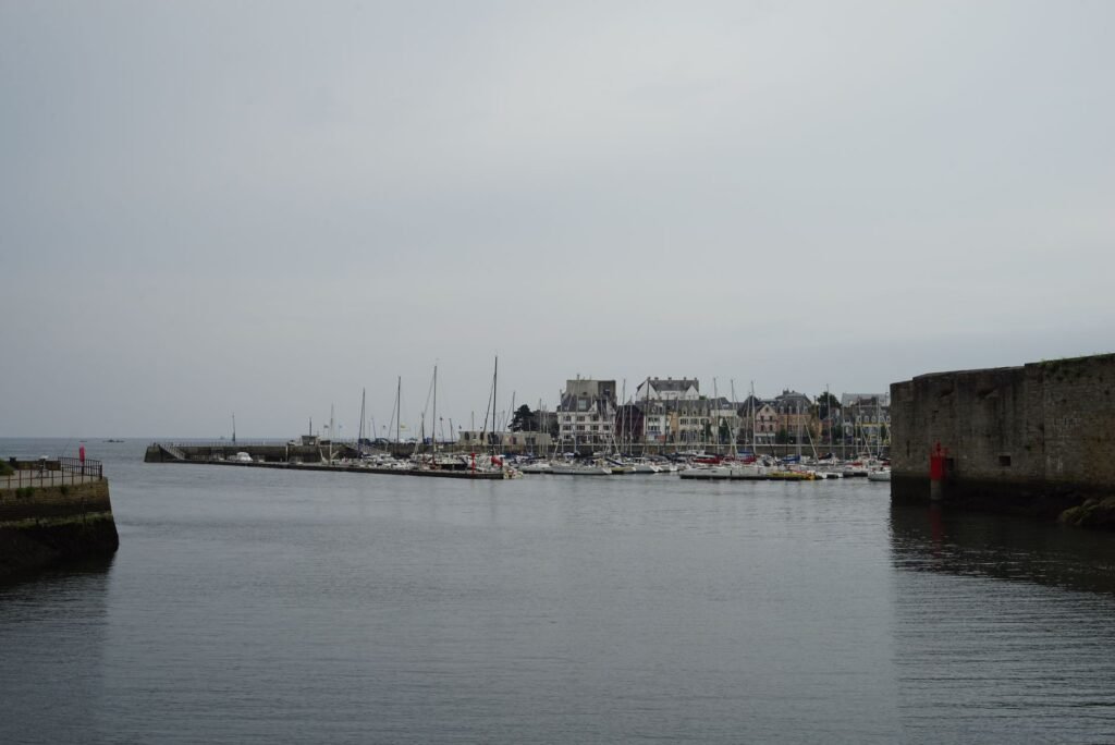 Quai de port breton au crépuscule, illustration de la discrétion et du cadre posé d'un rendez-vous à Lorient