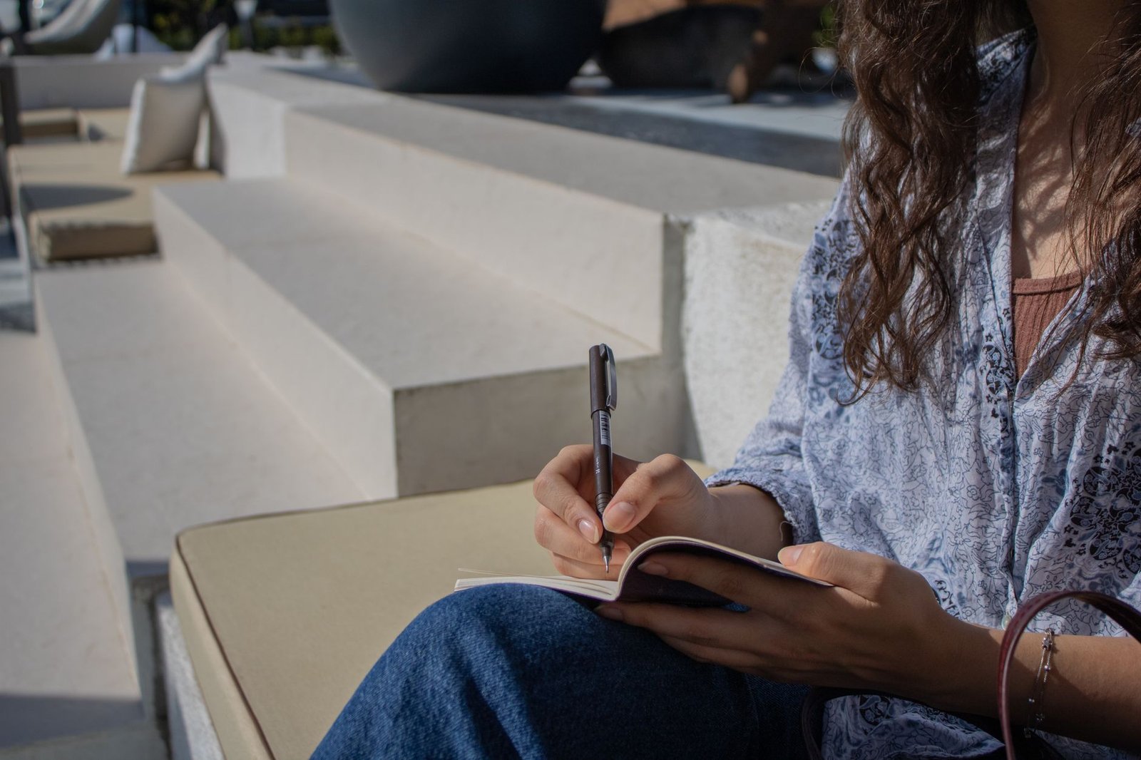 Table de café avec un carnet et un stylo à Lorient, évoquant la préparation d'une réservation respectueuse