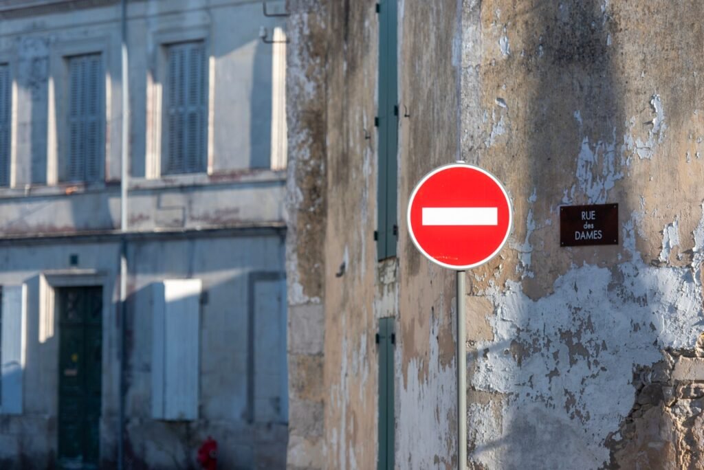 Rue médiévale de Narbonne au crépuscule, cadre discret pour une rencontre