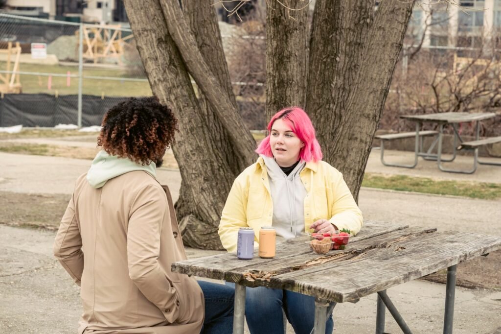 Deux personnes échangeant calmement dans un cadre sobre, illustration du consentement et de la communication