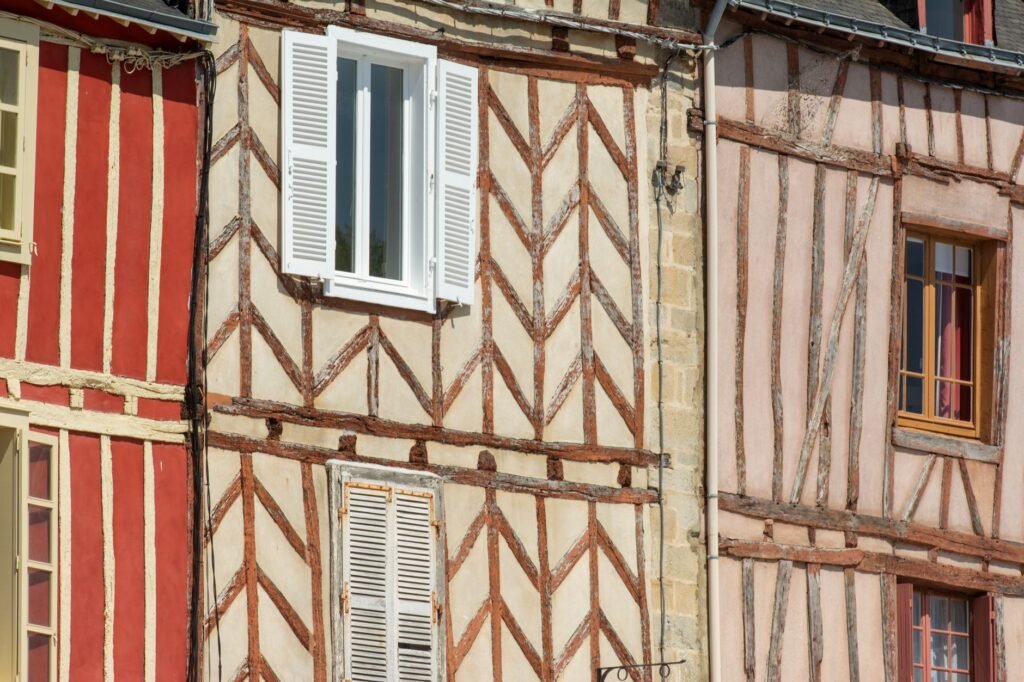 Rue piétonne de Rouen avec façades à colombages, cadre discret pour un rendez-vous respectueux