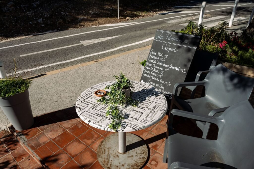 Terrasse de café calme dans une ville méditerranéenne française, cadre possible pour un premier échange