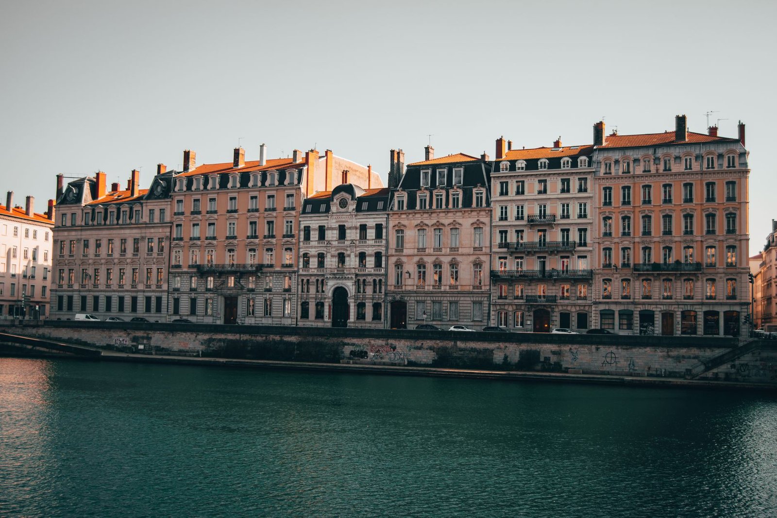 Rue animée de Lyon avec façades en pierre, illustration d'une recherche dans la catégorie locale d'un annuaire en ligne.