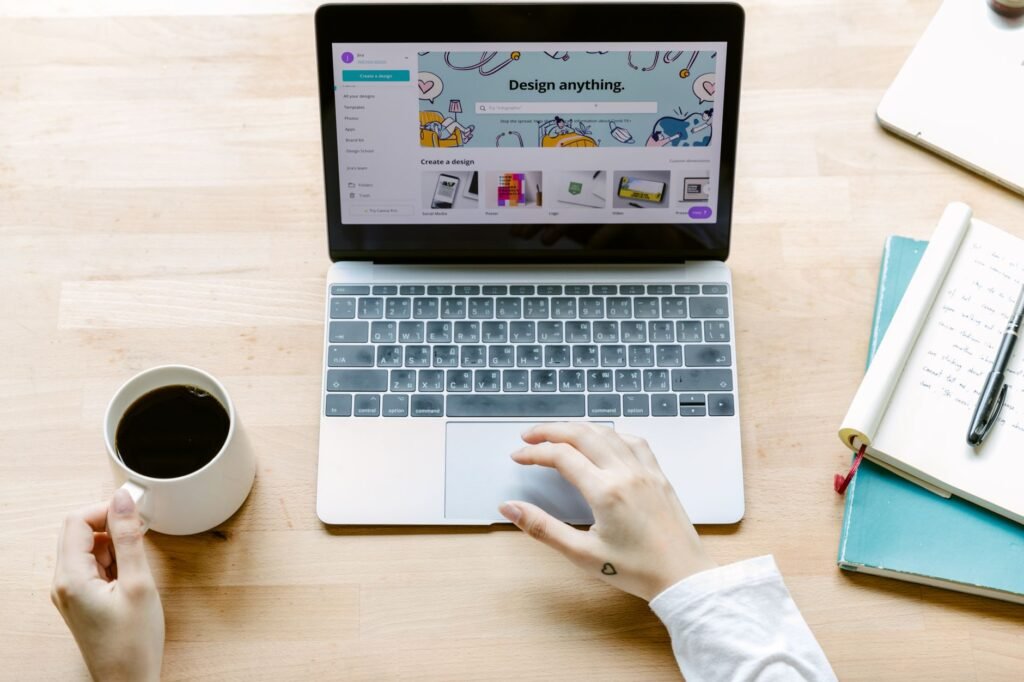Personne consultant un annuaire en ligne sur un ordinateur portable