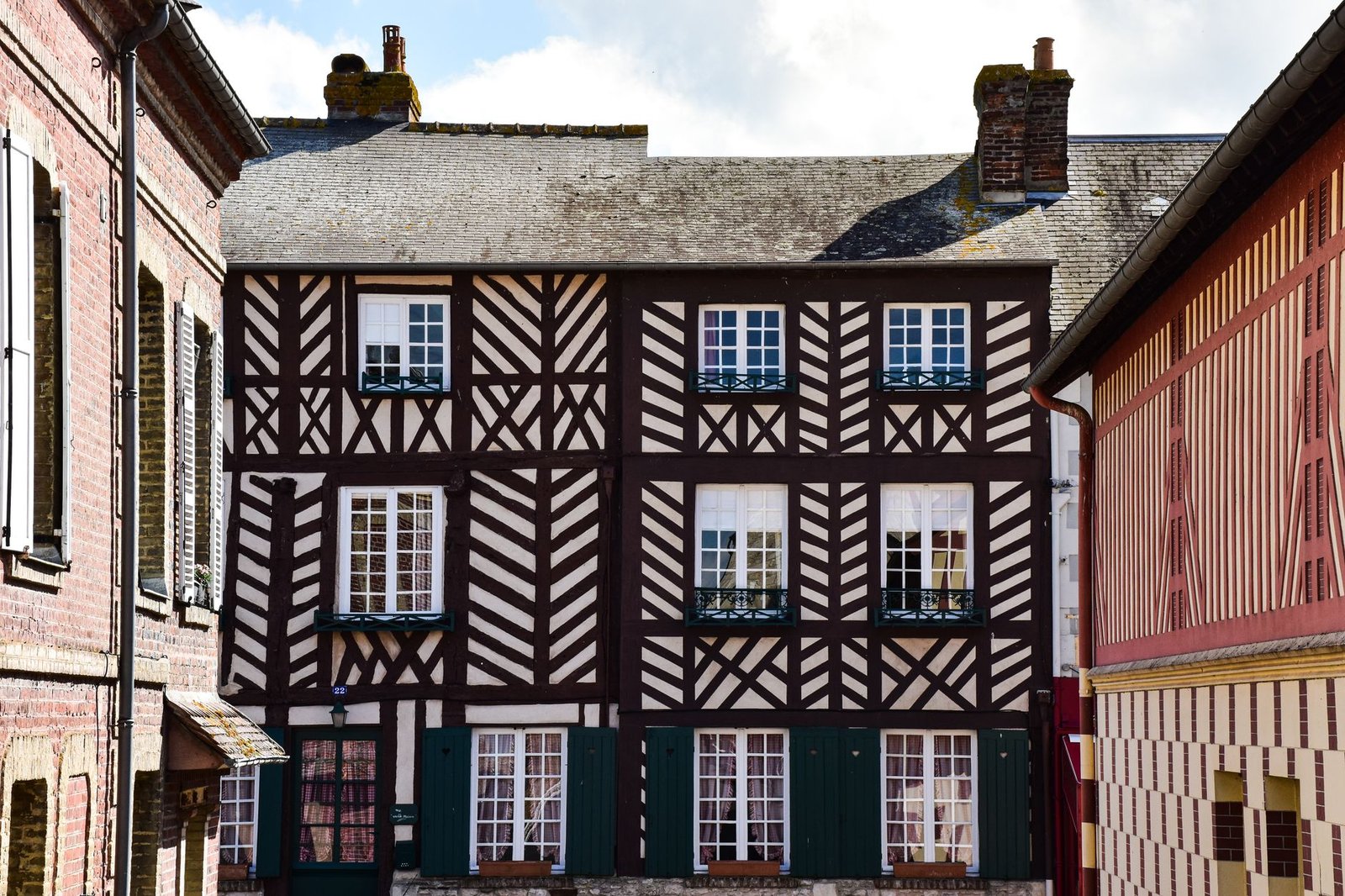 Rue piétonne à Rouen avec maisons à colombages en Normandie