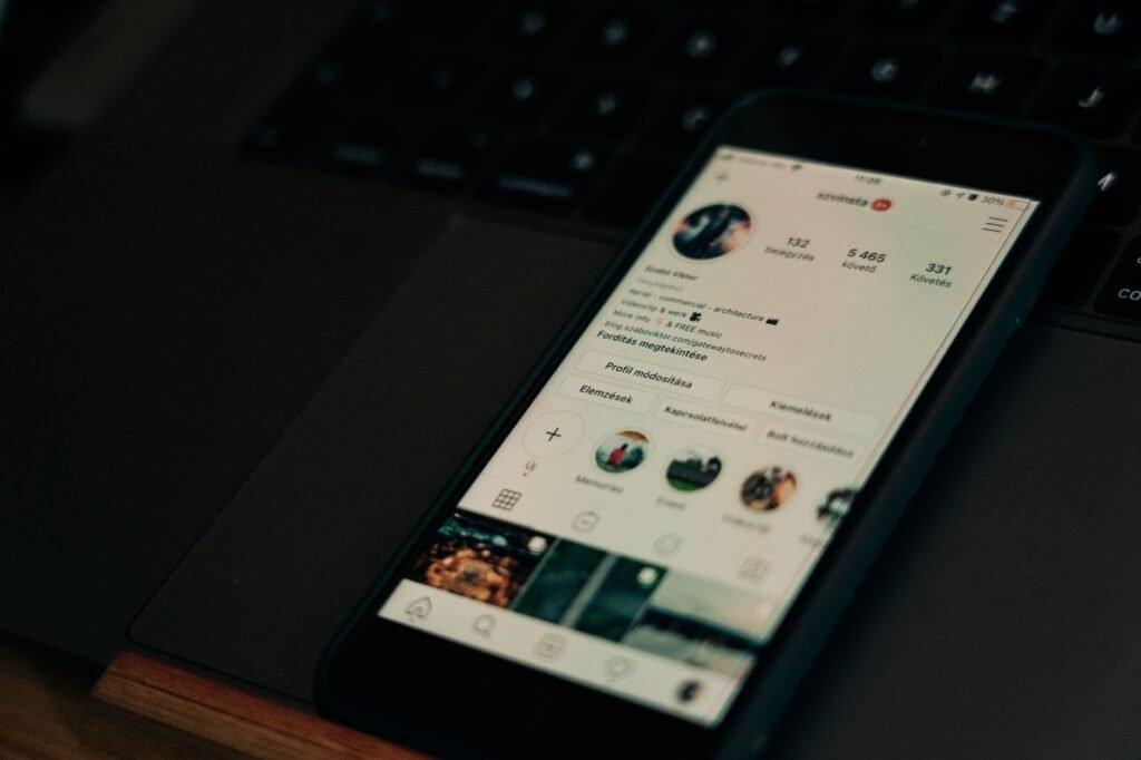 Smartphone affichant une application de profil avec une rue de Lyon en arrière-plan