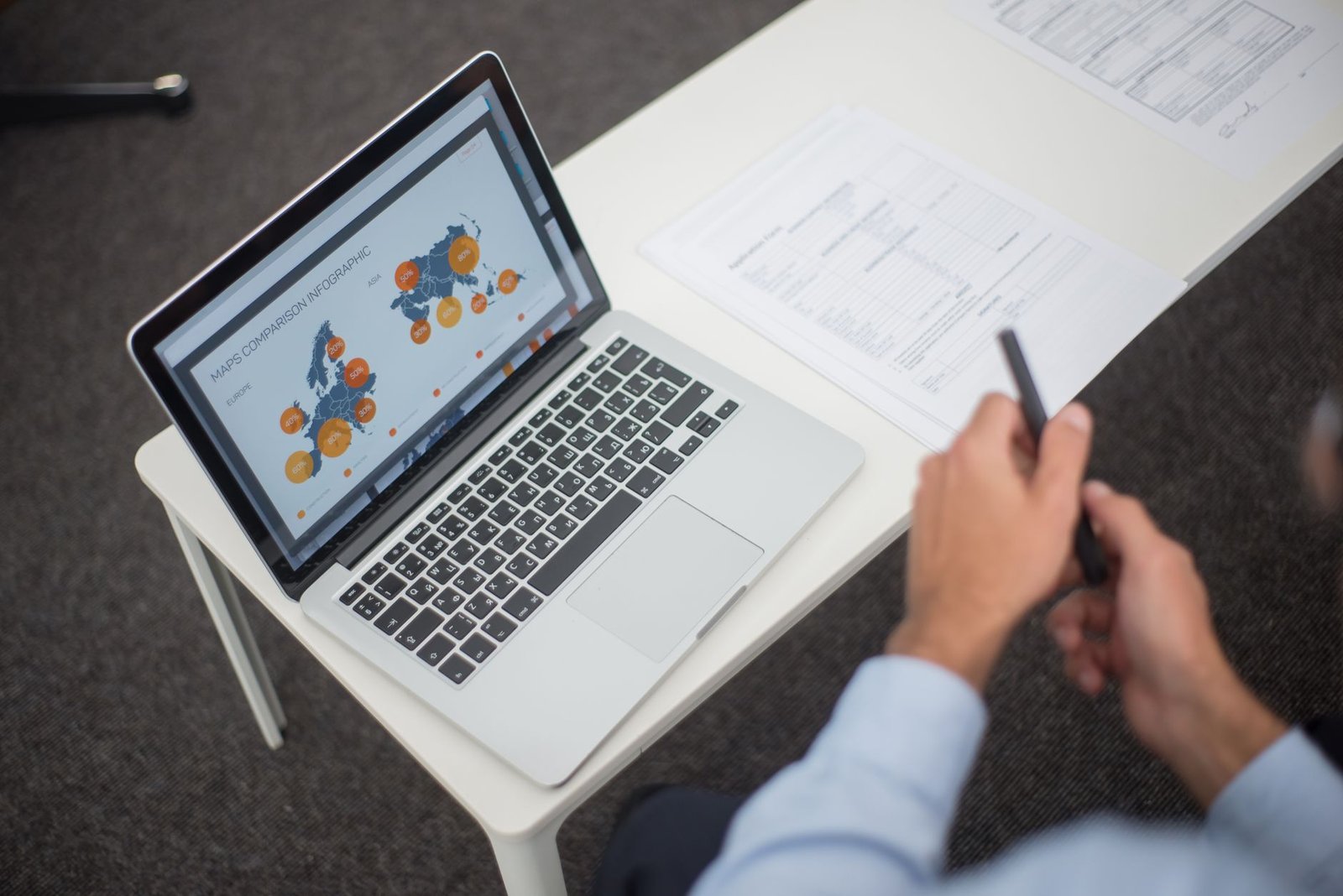 Ordinateur portable sur un bureau avec une carte de Lyon à l'écran