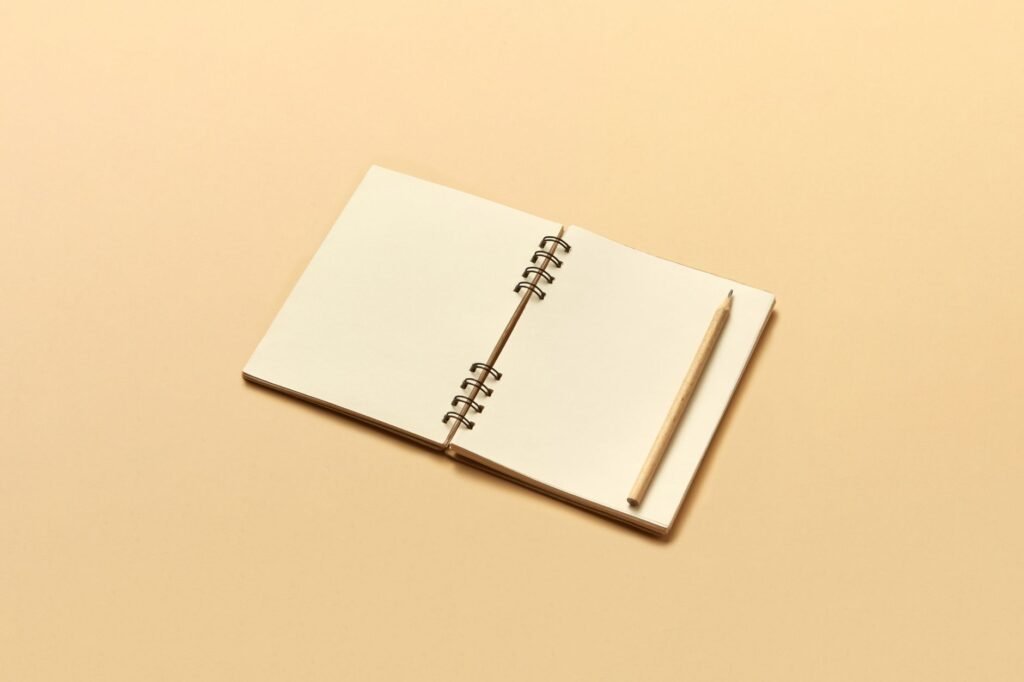 Carnet et stylo sur une table, symbolisant la préparation d'une demande de réservation claire et respectueuse.