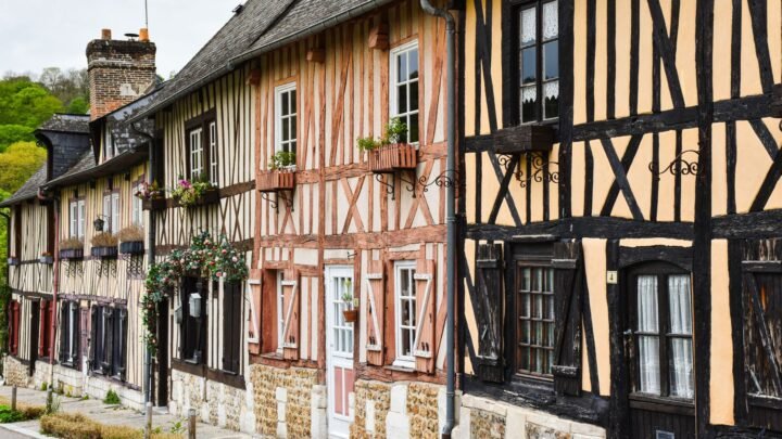 Étiquette de réservation d’un escort à Alençon : guide respectueux