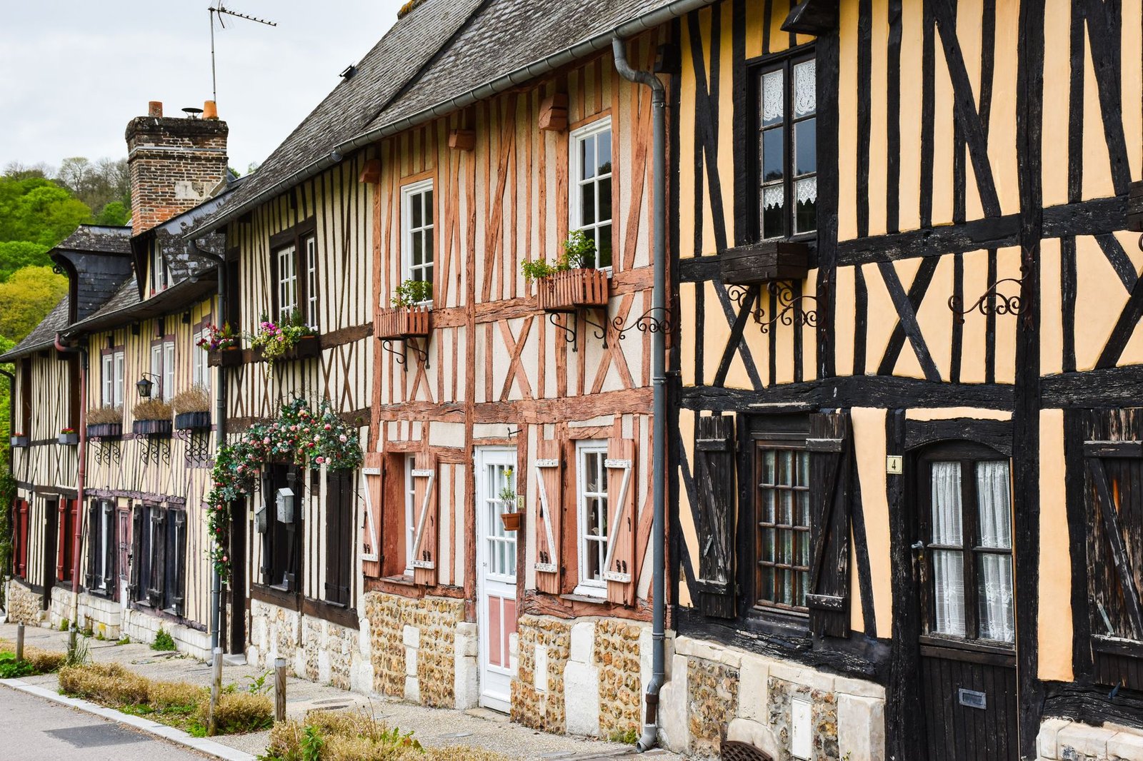 Rue calme d'Alençon en Normandie, illustrant un cadre discret pour une réservation respectueuse.