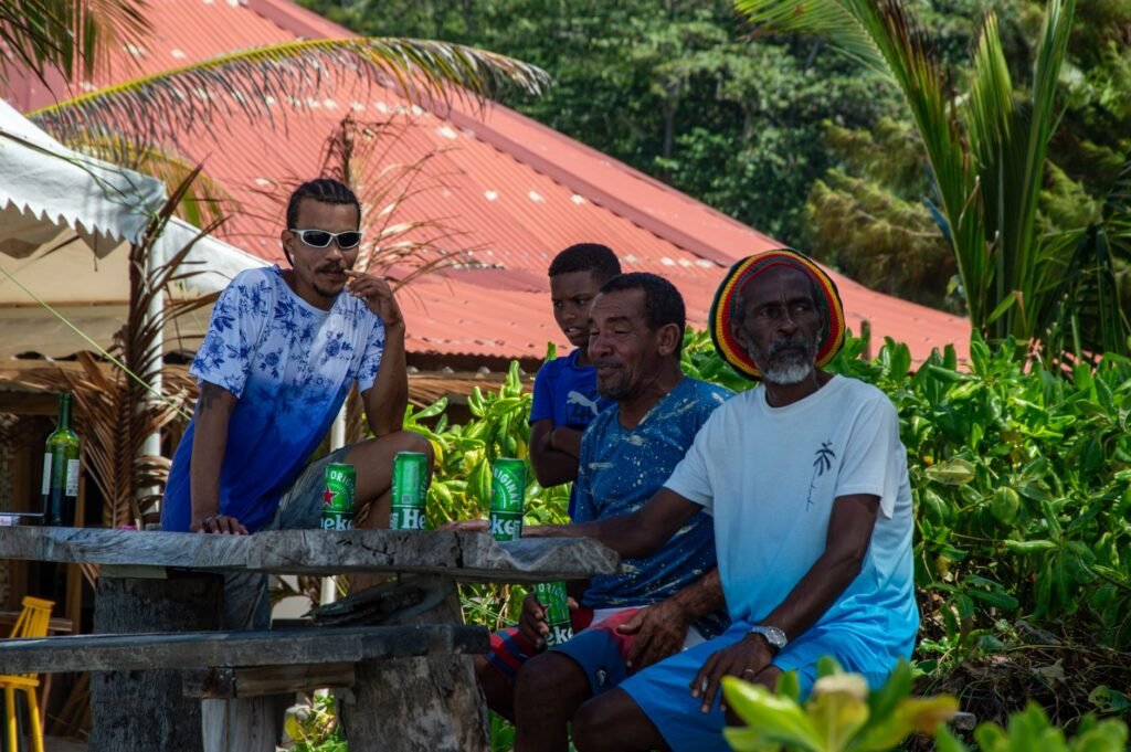 Deux personnes échangeant respectueusement dans un espace public à Mayotte