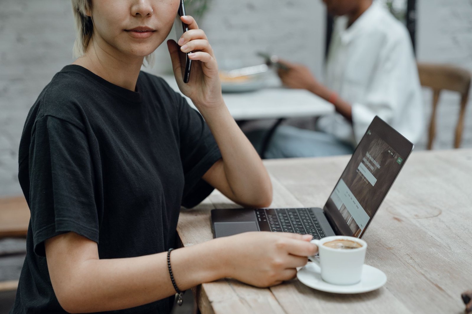 Personne consultant son téléphone dans un café à Dembéni pour préparer une réservation respectueuse