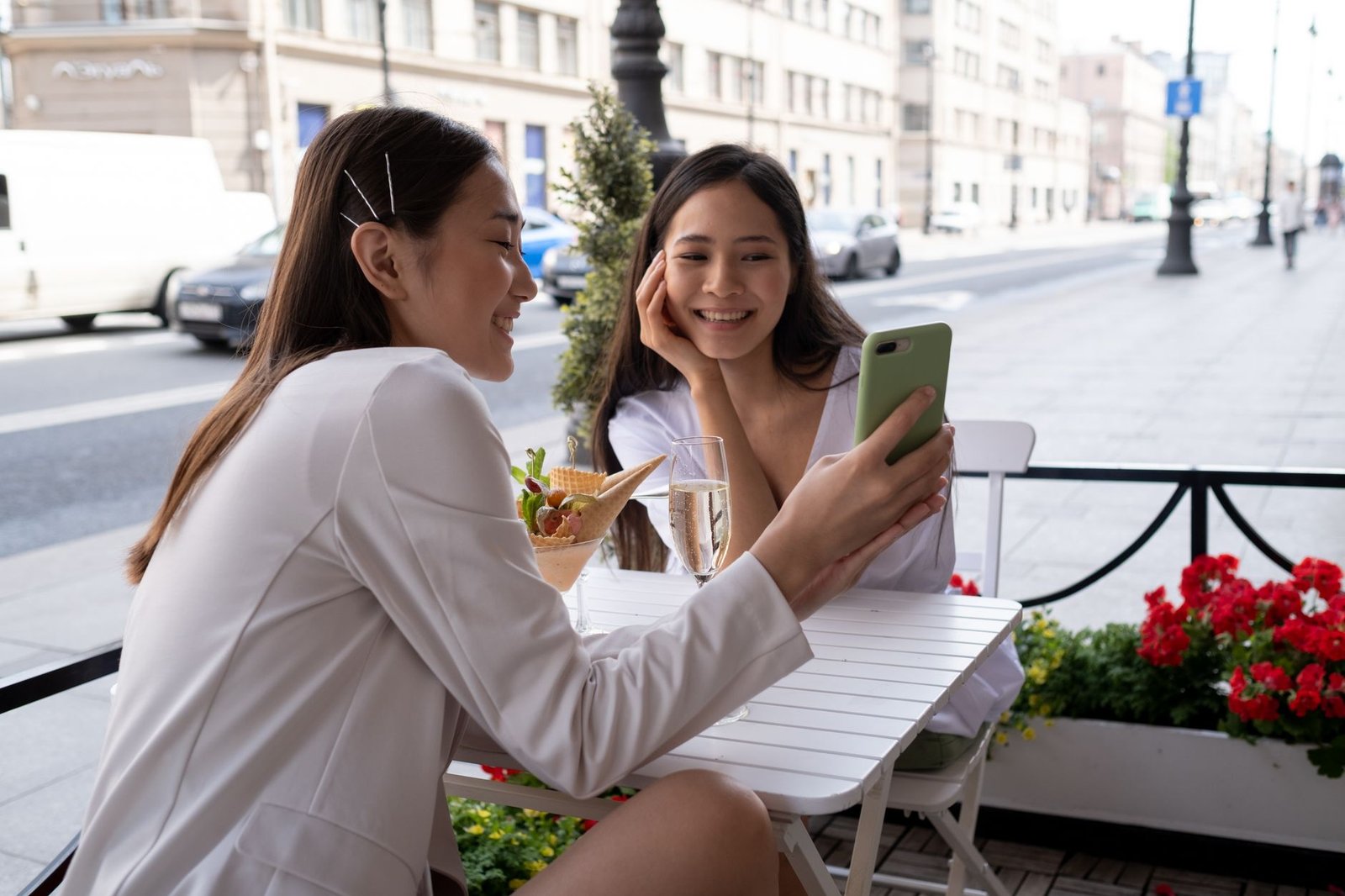 Personne écrivant un message courtois sur son téléphone à une terrasse de café à Dijon
