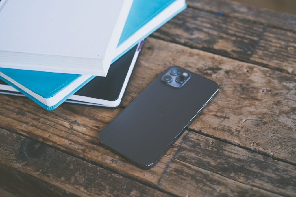 Téléphone et carnet sur une table, symbolisant une demande claire et réfléchie