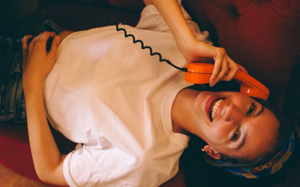 Échange discret par téléphone pour préparer une rencontre adulte respectueuse