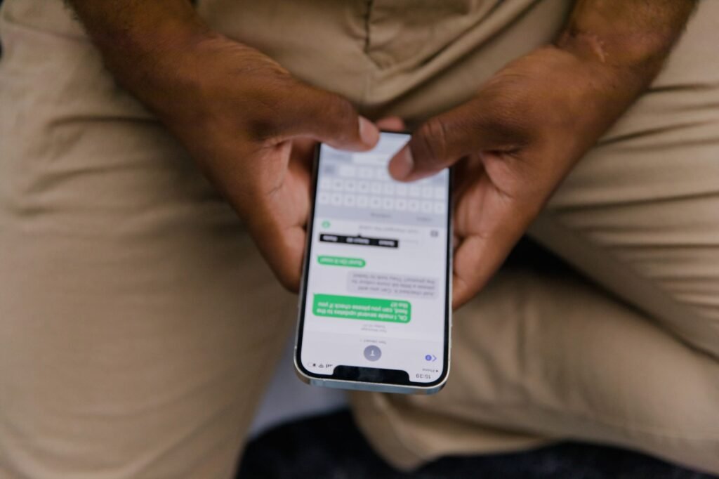 Homme préparant un message de réservation sur son téléphone